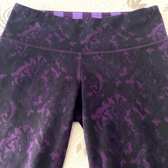 NEW Lululemon Reversible Wunder Under Crop Beautiful Baroque Deep Zinfandel - Picture 2 of 6